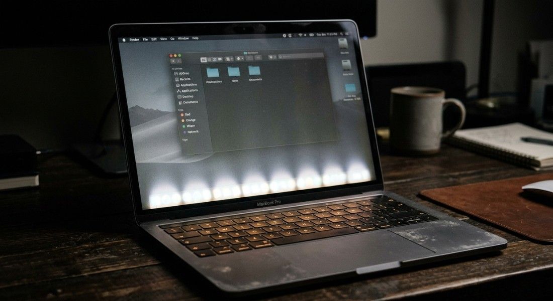 2018 MacBook Pro Flexgate stage light effect showing bright horizontal backlight glow at the bottom of the screen
